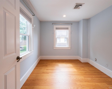 217 Larchmont Avenue - Photo Thumbnail 15