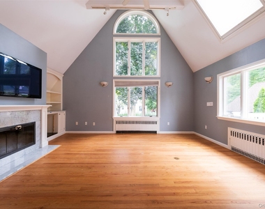 217 Larchmont Avenue - Photo Thumbnail 7