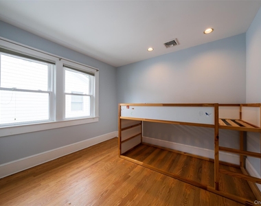 217 Larchmont Avenue - Photo Thumbnail 14