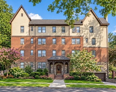 10 Oakridge Place - Photo Thumbnail 1