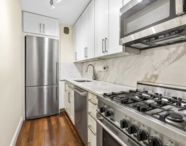 201 E 15th Street - Photo Thumbnail 4