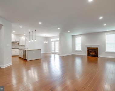 42936 Courtland Chase Square - Photo Thumbnail 6