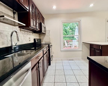 7700 Newington Forest Avenue - Photo Thumbnail 4