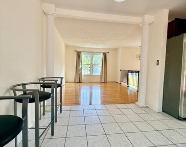 7700 Newington Forest Avenue - Photo Thumbnail 7