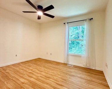 7700 Newington Forest Avenue - Photo Thumbnail 10