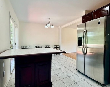 7700 Newington Forest Avenue - Photo Thumbnail 5