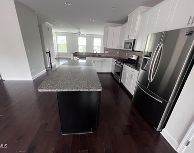 1010 Drayman Place - Photo Thumbnail 10
