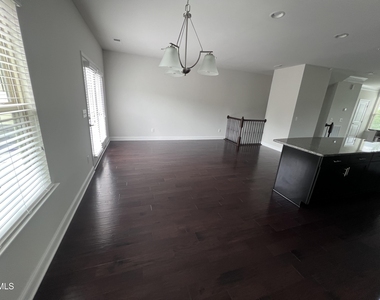 1010 Drayman Place - Photo Thumbnail 9