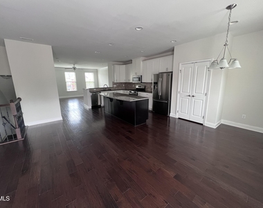 1010 Drayman Place - Photo Thumbnail 8