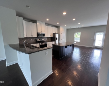 1010 Drayman Place - Photo Thumbnail 12