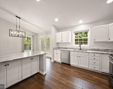 7678 Greenwood Way - Photo Thumbnail 18