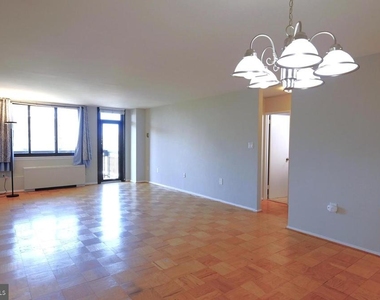 801 N Pitt Street - Photo Thumbnail 5