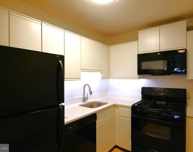 801 N Pitt Street - Photo Thumbnail 4