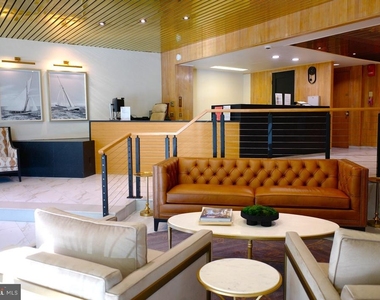 801 N Pitt Street - Photo Thumbnail 2