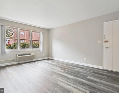 2030 N Woodrow Street N - Photo Thumbnail 13