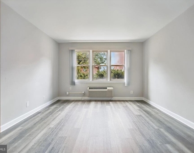 2030 N Woodrow Street N - Photo Thumbnail 12