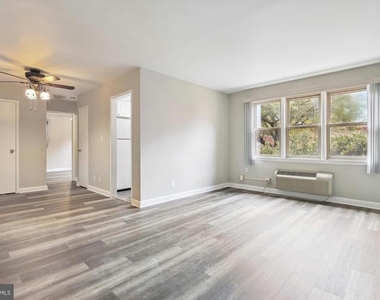 2030 N Woodrow Street N - Photo Thumbnail 11