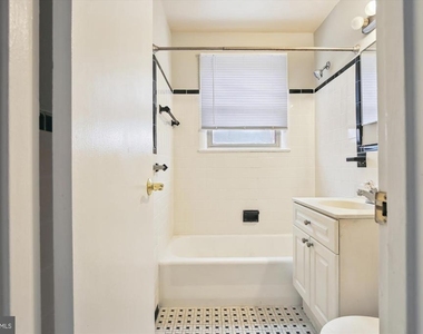 2030 N Woodrow Street N - Photo Thumbnail 16