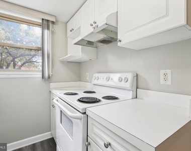 2030 N Woodrow Street N - Photo Thumbnail 9