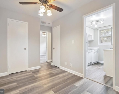 2030 N Woodrow Street N - Photo Thumbnail 5