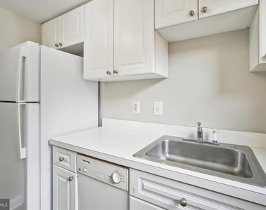 2030 N Woodrow Street N - Photo Thumbnail 10