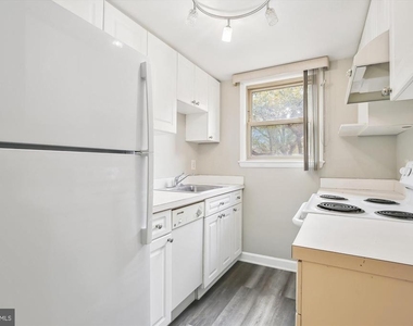 2030 N Woodrow Street N - Photo Thumbnail 8