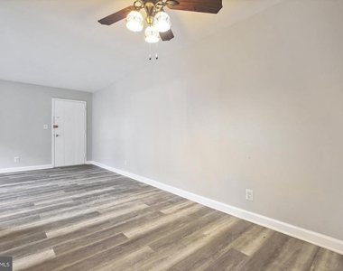 2030 N Woodrow Street N - Photo Thumbnail 7