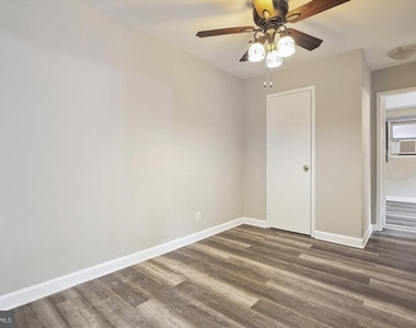 2030 N Woodrow Street N - Photo Thumbnail 6