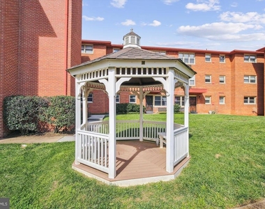 2030 N Woodrow Street N - Photo Thumbnail 2