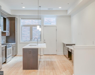 412 N Front Street - Photo Thumbnail 2