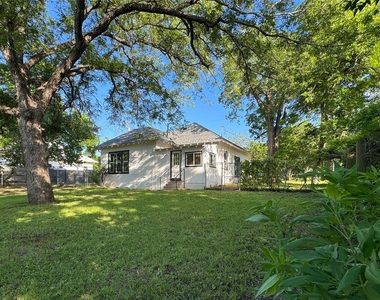 302 E Brenham St - Photo Thumbnail 2