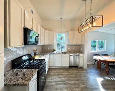 302 E Brenham St - Photo Thumbnail 8