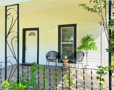302 E Brenham St - Photo Thumbnail 1
