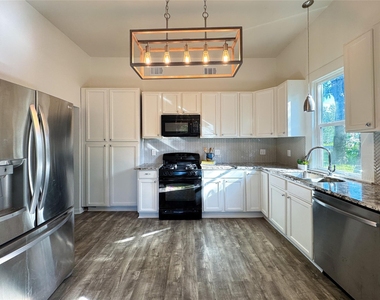 302 E Brenham St - Photo Thumbnail 10