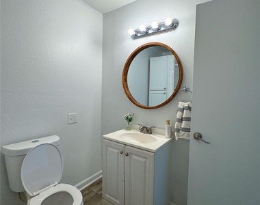 302 E Brenham St - Photo Thumbnail 22