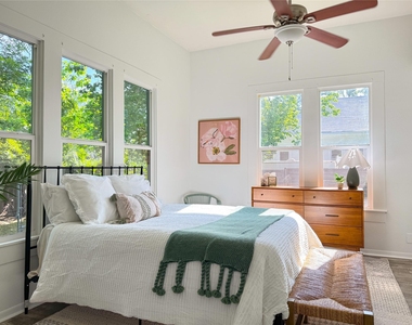 302 E Brenham St - Photo Thumbnail 15