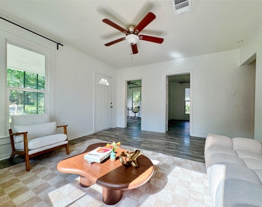 302 E Brenham St - Photo Thumbnail 7