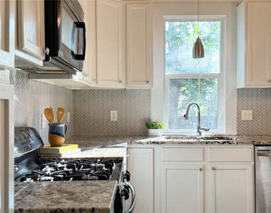 302 E Brenham St - Photo Thumbnail 12
