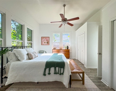302 E Brenham St - Photo Thumbnail 14