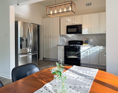 302 E Brenham St - Photo Thumbnail 11