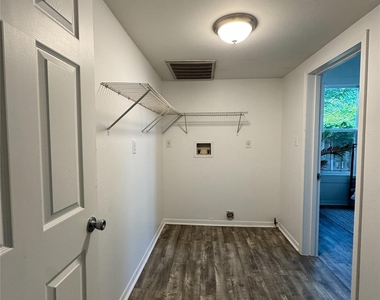 302 E Brenham St - Photo Thumbnail 23