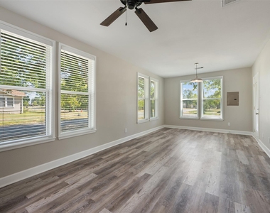 400 S Roswell St - Photo Thumbnail 11