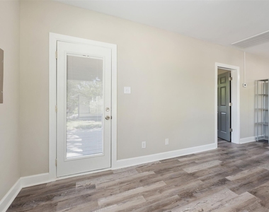 400 S Roswell St - Photo Thumbnail 6