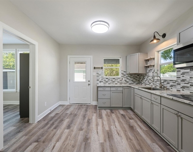 400 S Roswell St - Photo Thumbnail 15