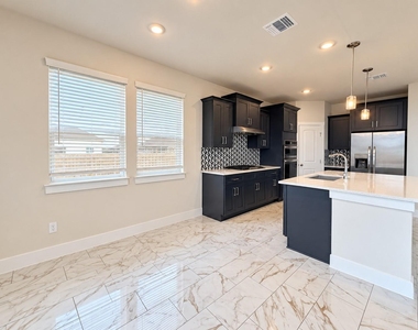 19124 Moreland Ln - Photo Thumbnail 7