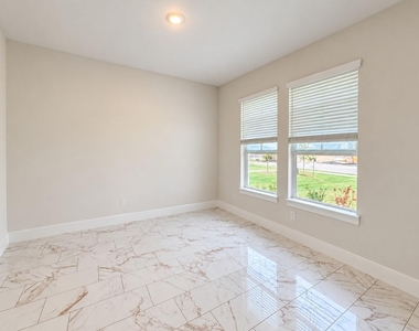 19124 Moreland Ln - Photo Thumbnail 4
