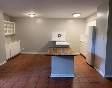 1808 W 35th St - Photo Thumbnail 2