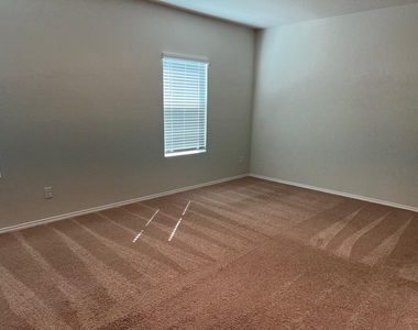 907 Adler Way - Photo Thumbnail 6