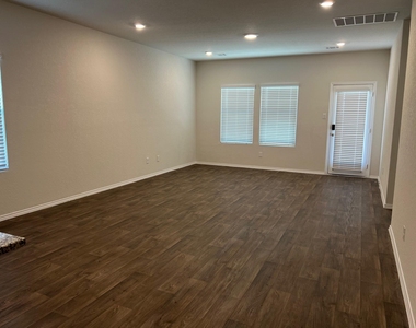 907 Adler Way - Photo Thumbnail 4