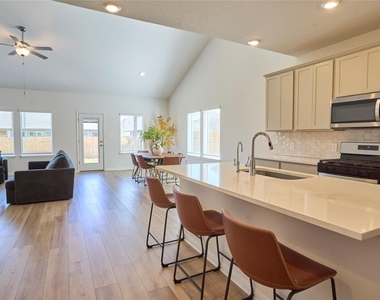 206 Pico St - Photo Thumbnail 4